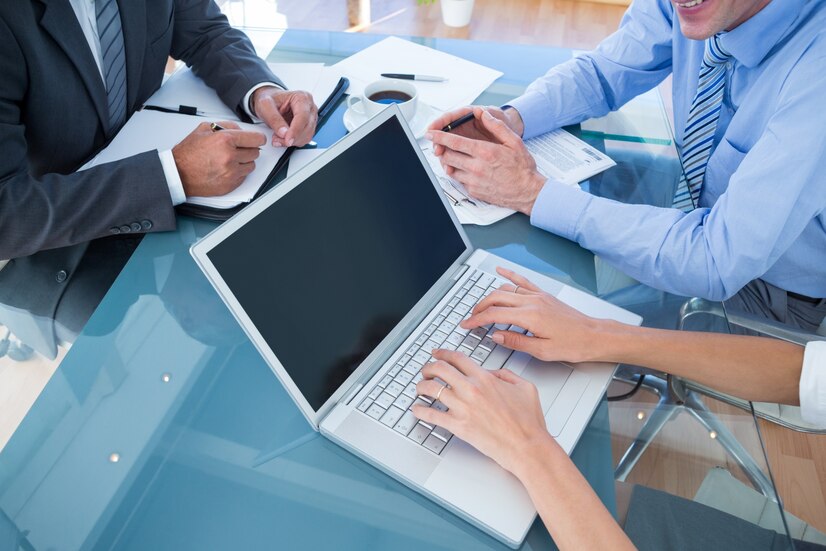 business-people-discussion-office_13339-255974